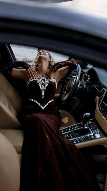 Vestido de noche marrón con escote en V y encaje  profusamente adornado con cristales 